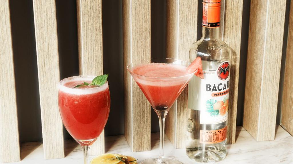 Bar moderno con ambiente relajado y variedad de bebidas y cócteles