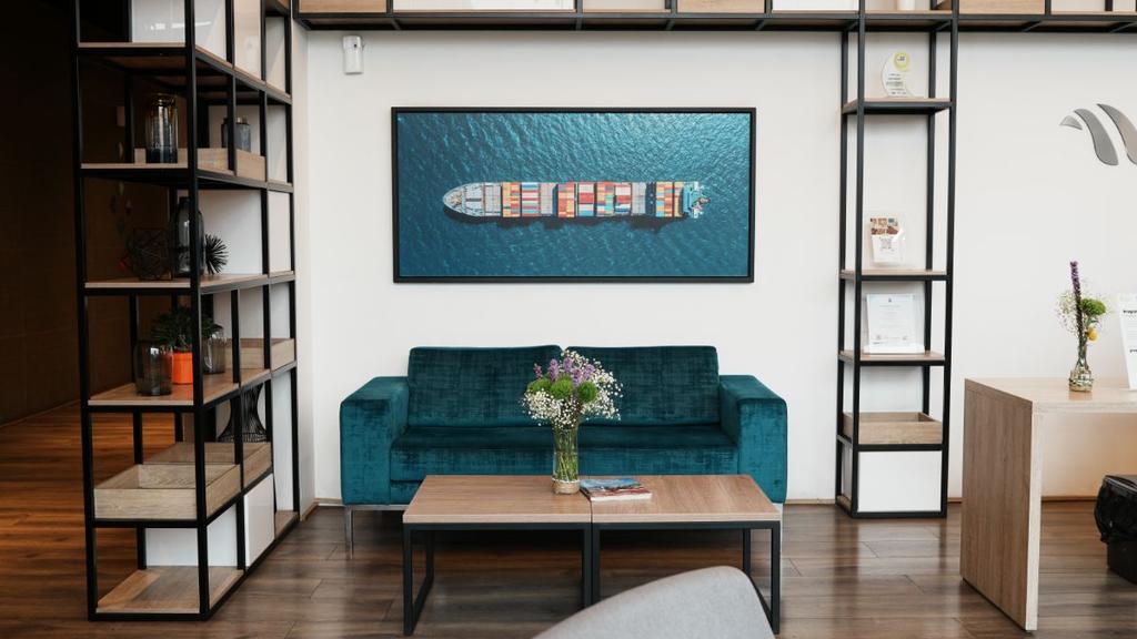 Sofá en sala moderna con mesa de centro y decoración marítima