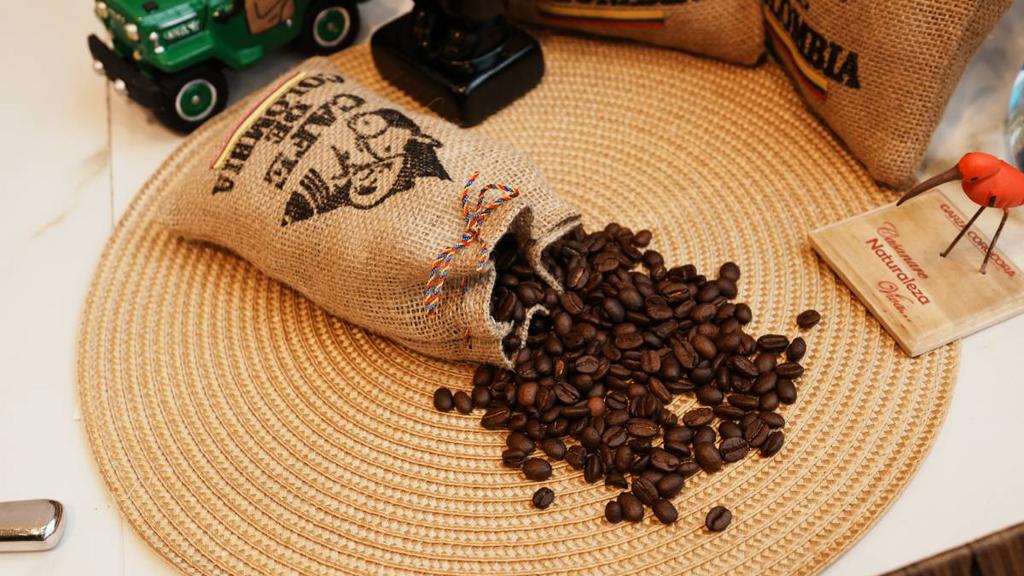 Saco de café con granos, auto miniatura y decoración artesanal