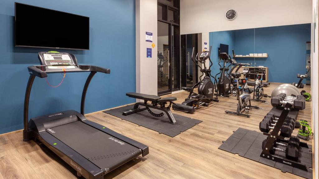 2- Espacio de entrenamiento moderno con equipos funcionales y ambiente iluminado