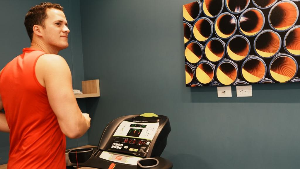 5-Espacio de entrenamiento moderno con equipos funcionales y ambiente iluminado