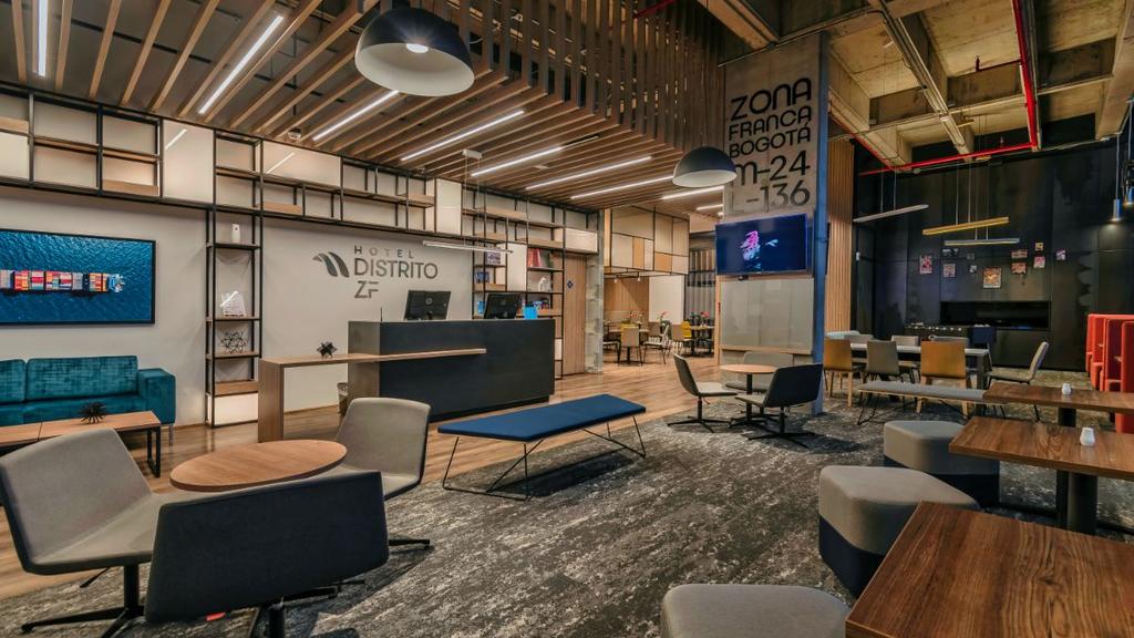 Lobby moderno con mobiliario elegante, iluminación cálida y detalles decorativos