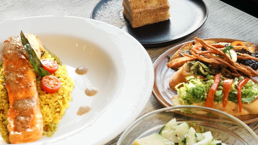 Restaurante moderno con propuestas gastronómicas gourmet y presentación cuidada