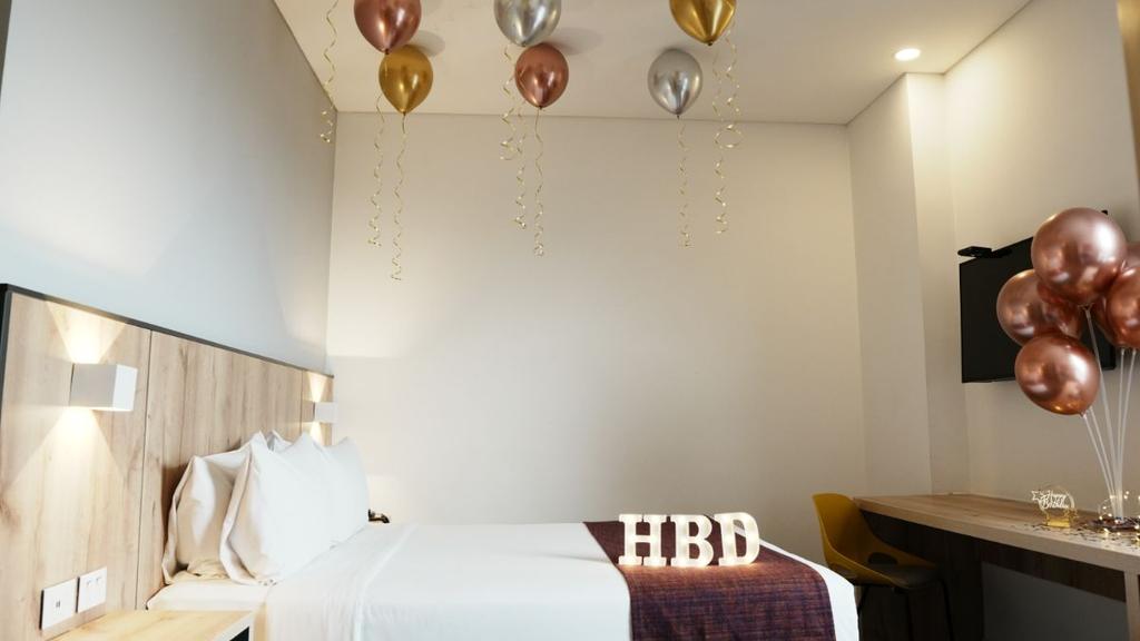 Habitación decorada para ocasión especial con detalles románticos y ambiente acogedor