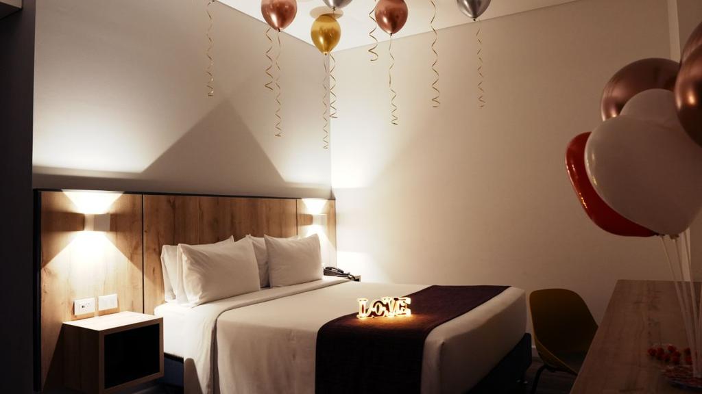 3- Habitación decorada para ocasión especial con detalles románticos y ambiente acogedor