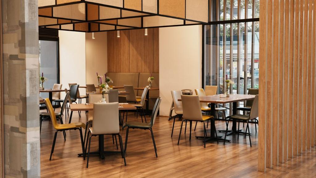 13- Restaurante moderno con propuestas gastronómicas gourmet y presentación cuidada