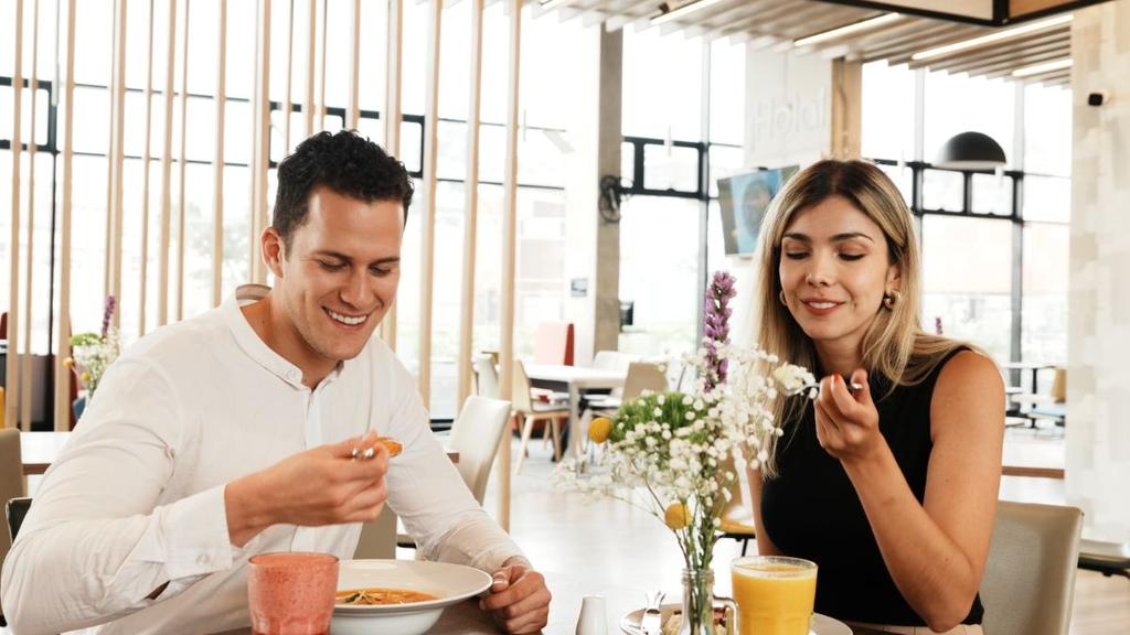 12- Restaurante moderno con propuestas gastronómicas gourmet y presentación cuidada
